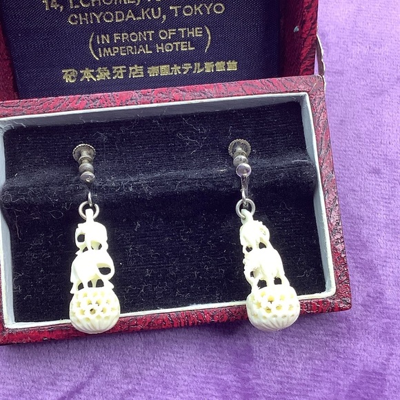 Vintage Carved Elephant  screw back earrings with box - Picture 3 of 4